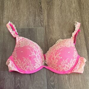 34B - Victoria’s Secret Underwire Bra in Vibrant Pink